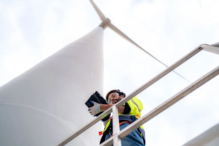 Learn how to manage contractor inductions and compliance across wind and solar farms to improve safety and reduce risk.