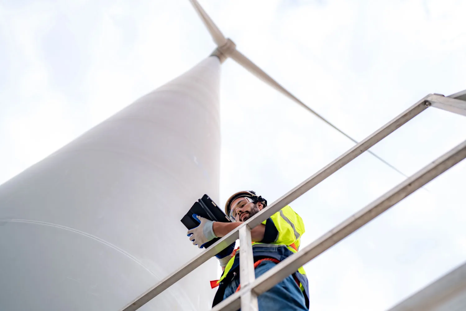 How to manage contractor inductions and compliance across wind and solar farms